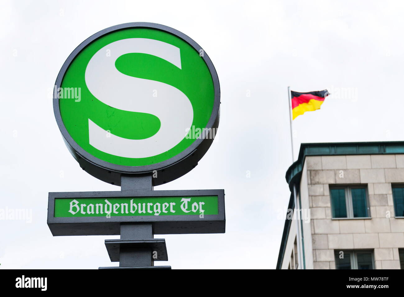 S-Bahn Brandenburger Tor signer, le transport en commun rapide de fer, Berlin, Allemagne Banque D'Images