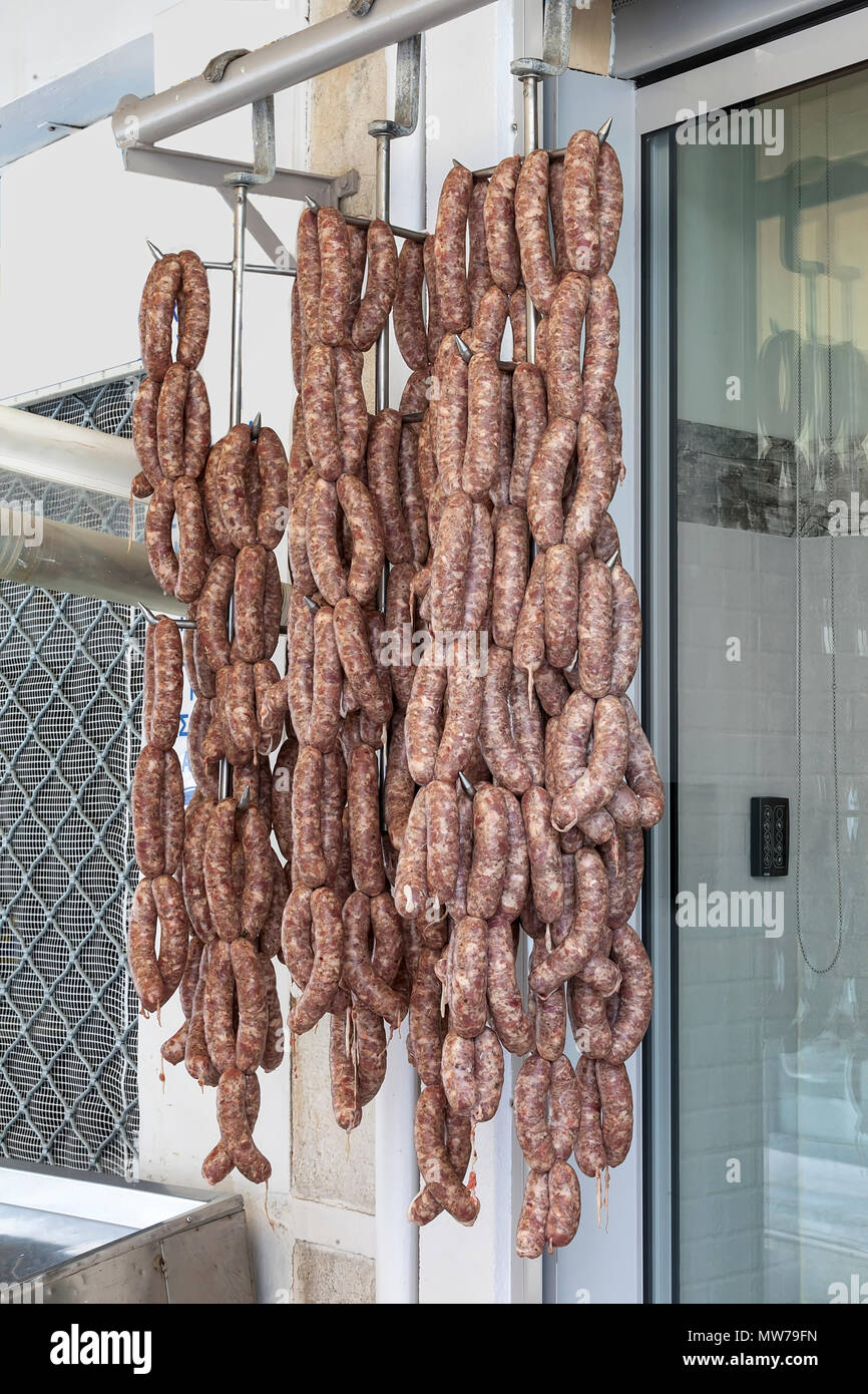 Saucisses étendus dehors une boutique de bouchers en Grèce. Image Banque D'Images