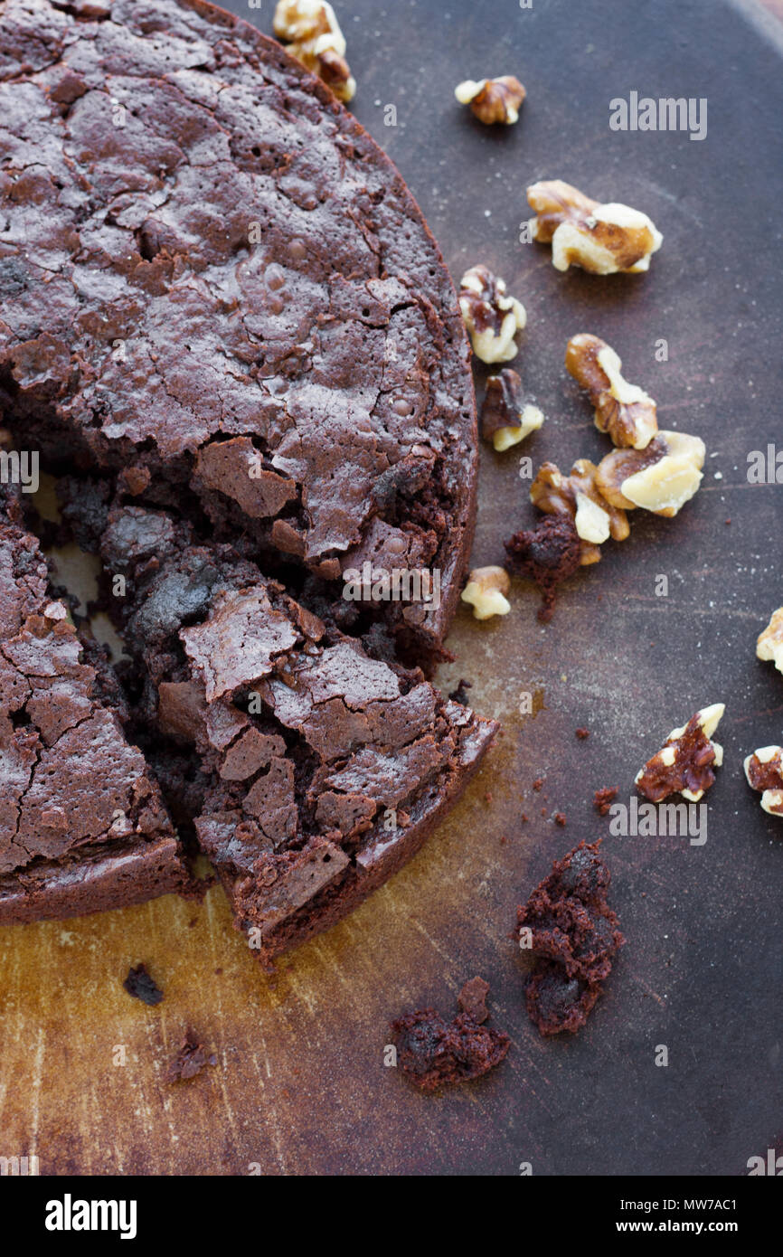 Fudge Brownie Au Chocolat Gateau Dessert Avec Des Noix Et De Sucre En Poudre En Tranches D Un Camembert Photo Stock Alamy
