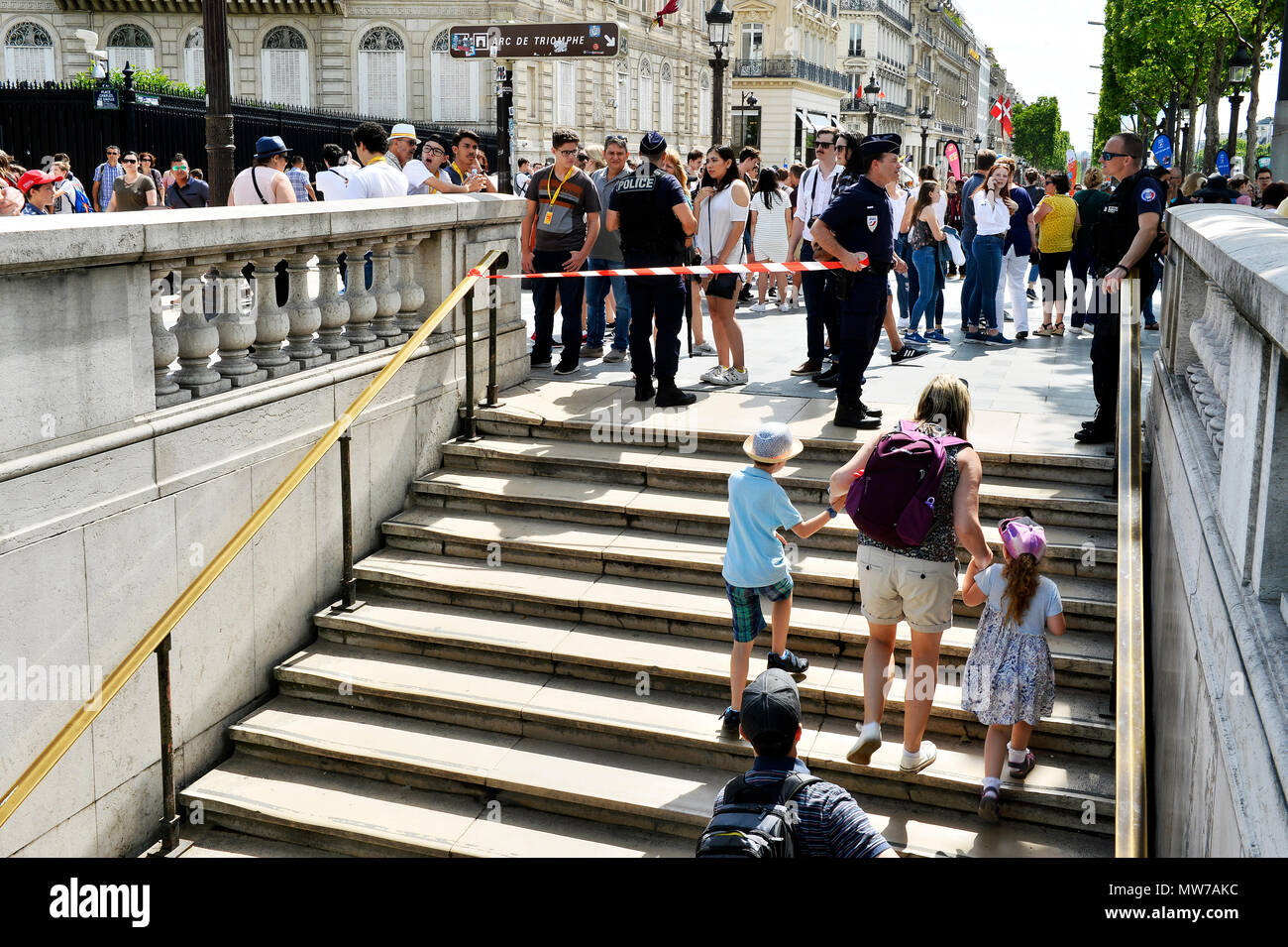 Métro Charles de Gaulle Etoile station fermée par la police - les Champs-Elysées - Paris - France Banque D'Images