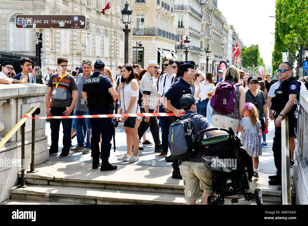 Métro Charles de Gaulle Etoile station fermée par la police - les Champs-Elysées - Paris - France Banque D'Images