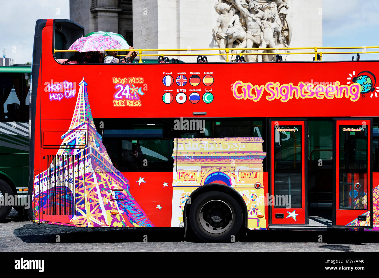 Big Bus sightseeing sur les Champs-Elysées - Paris - France Banque D'Images