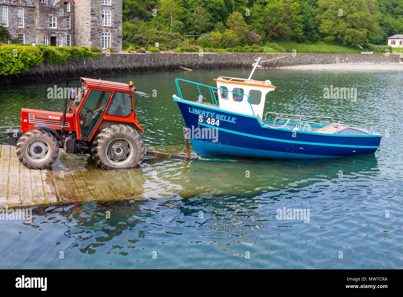 Bateau De Peche Belle Liberte D Etre Lance Sur Castletownshend Cale Apres Un Hiver Sortir A Repeindre L Irlande Photo Stock Alamy