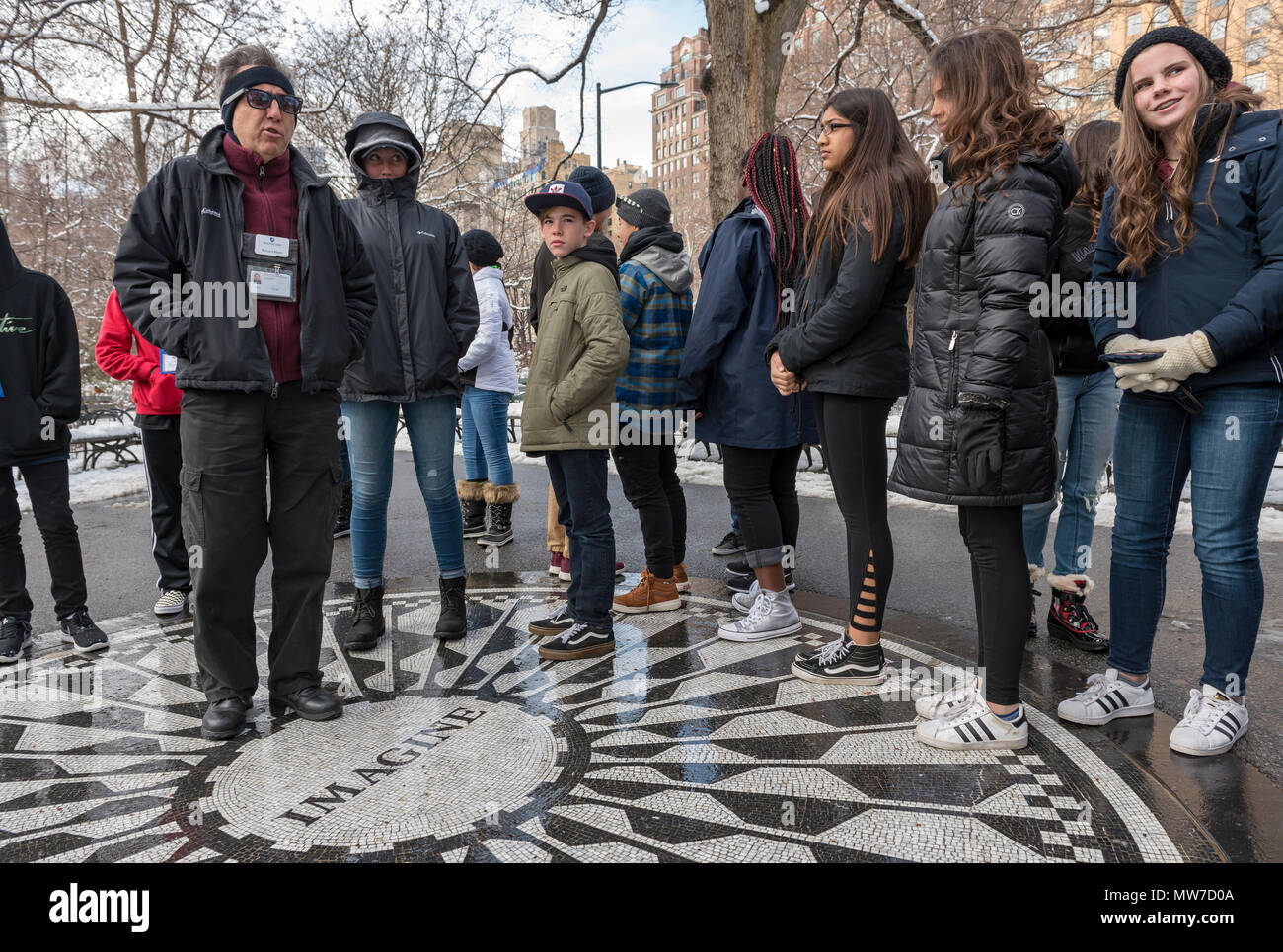 Groupe d'étudiants visiter imaginer mosaïque dans Central Park, New York City, USA Banque D'Images