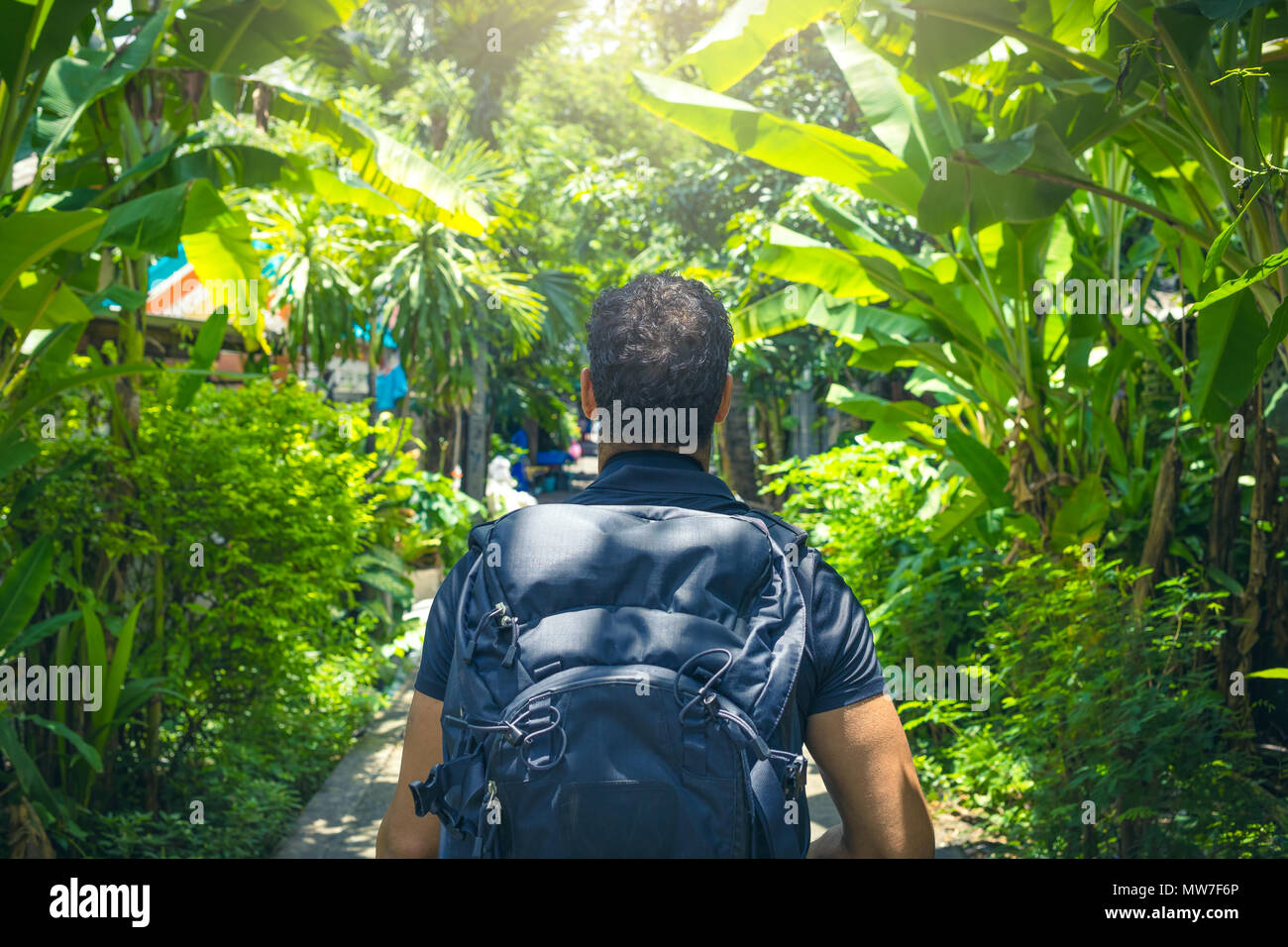 L'homme en Asie pendant un backpacker journée ensoleillée , vol en solo et vacations concept . Banque D'Images