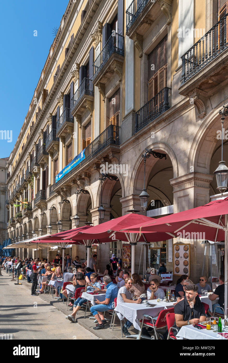 La Plaça Reial, Barcelone. Les touristes assis à l'extérieur d'un café sur la Plaça Reial, Barri Gotic, Barcelone, Catalogne, Espagne. Banque D'Images