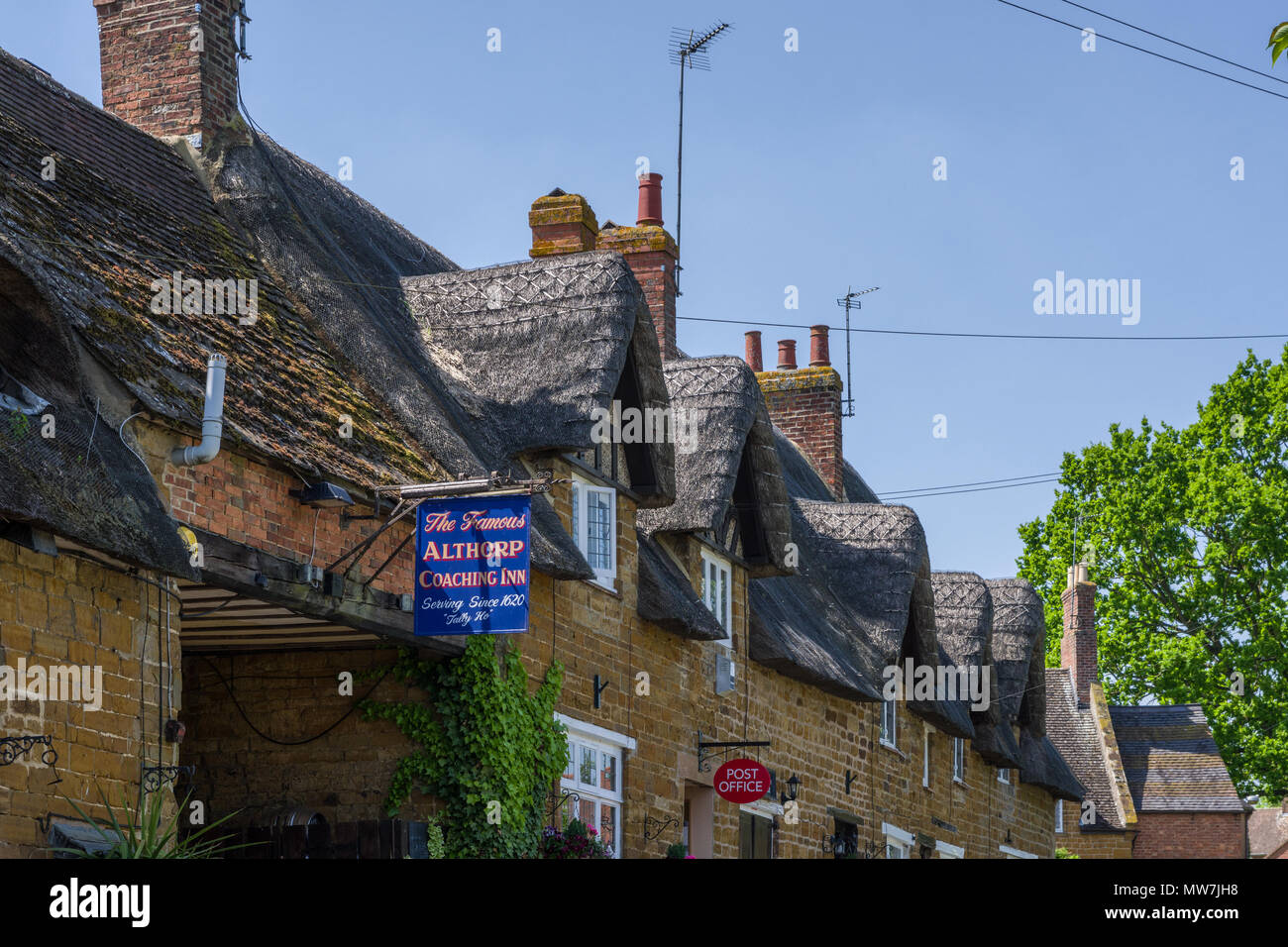 L'Althorp Coaching Inn (ou Fox and Hounds comme il a été précédemment connu), un 16ème siècle en pierre et en chaume inn Great Brington, UK Banque D'Images
