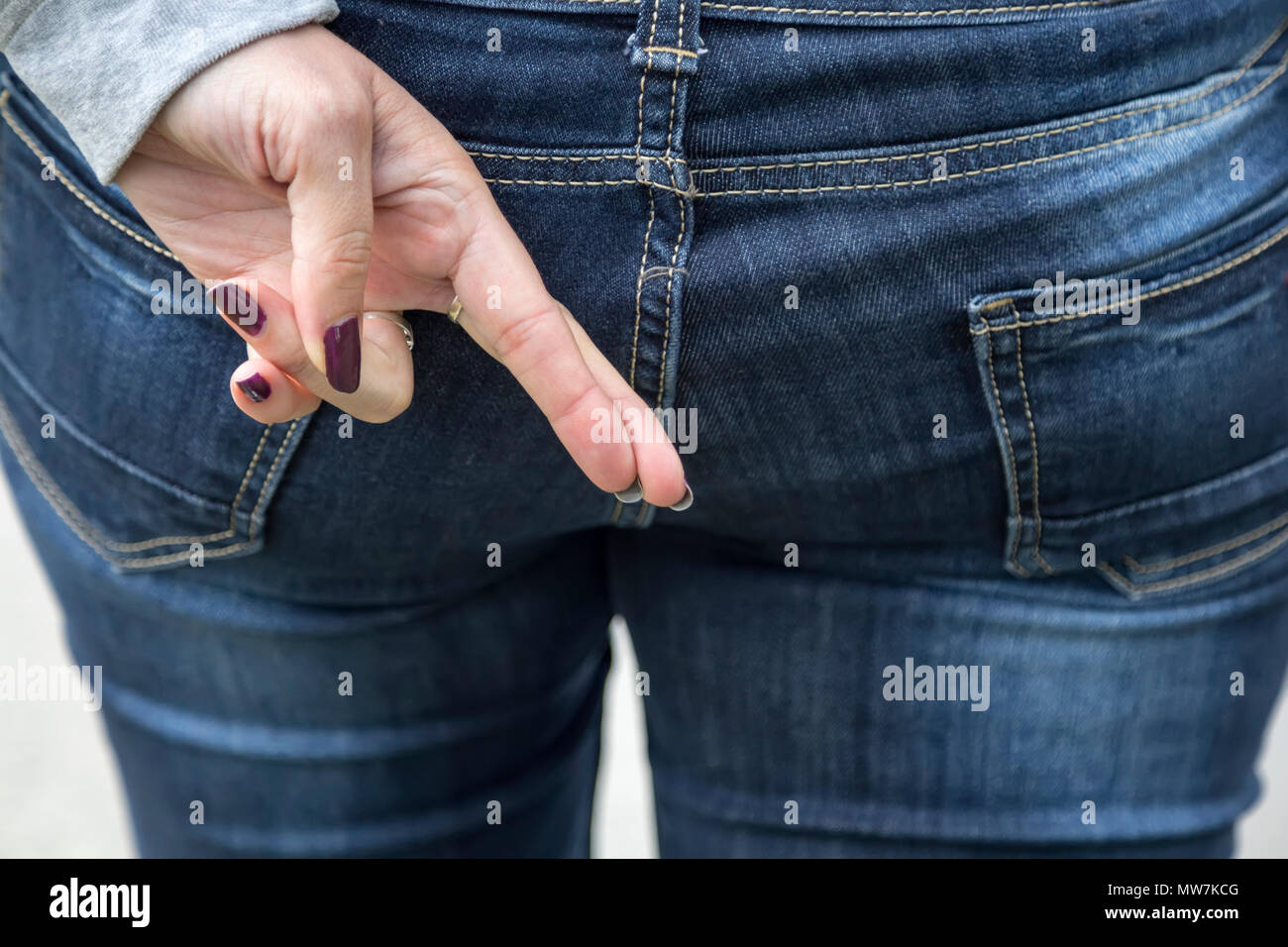 Femme doigts croisés derrière l'arrière. Située côté faux. Promesse concept. Banque D'Images