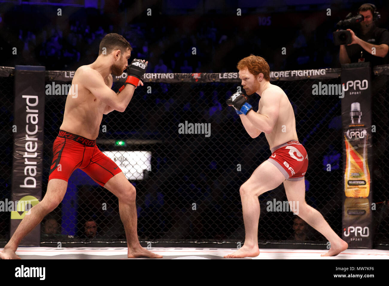 Aaron Aby (à gauche) et Connor Hignett (droite) dans un concours à catchweight PBR 54 à Manchester, au Royaume-Uni. Aby a gagné après trois tours par décision partagée. Championnat absolue Berkut, Mixed Martial Arts, MMA. Banque D'Images