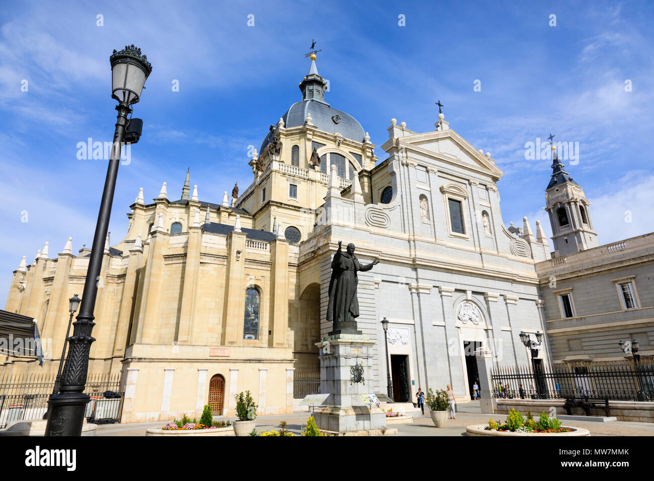 La Cathédrale de Almundena avec le Pape Jean Paul statue, Madrid, Espagne. Mai 2018 Banque D'Images
