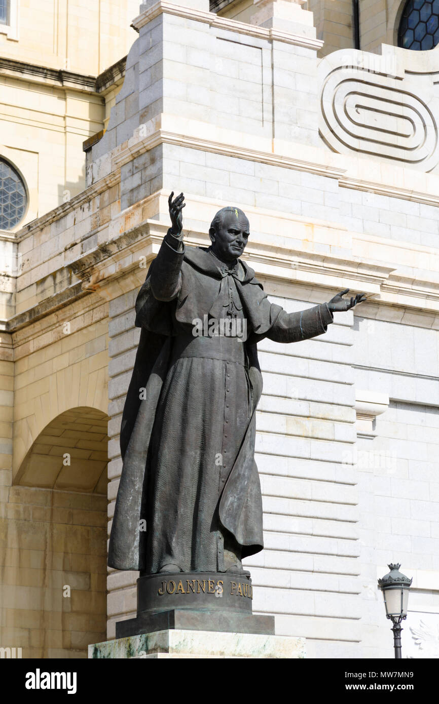 Statue du Pape Jean Paul II, Joannes Paulus, Cathédrale de Almundena, Madrid, Espagne. Mai 2018 Banque D'Images