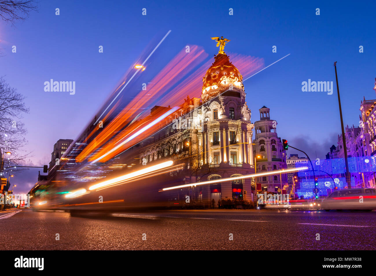 Ville espagnole, Madrid, le soir avec les lumières vives et les mouvements des voitures des temps d'exposition Banque D'Images