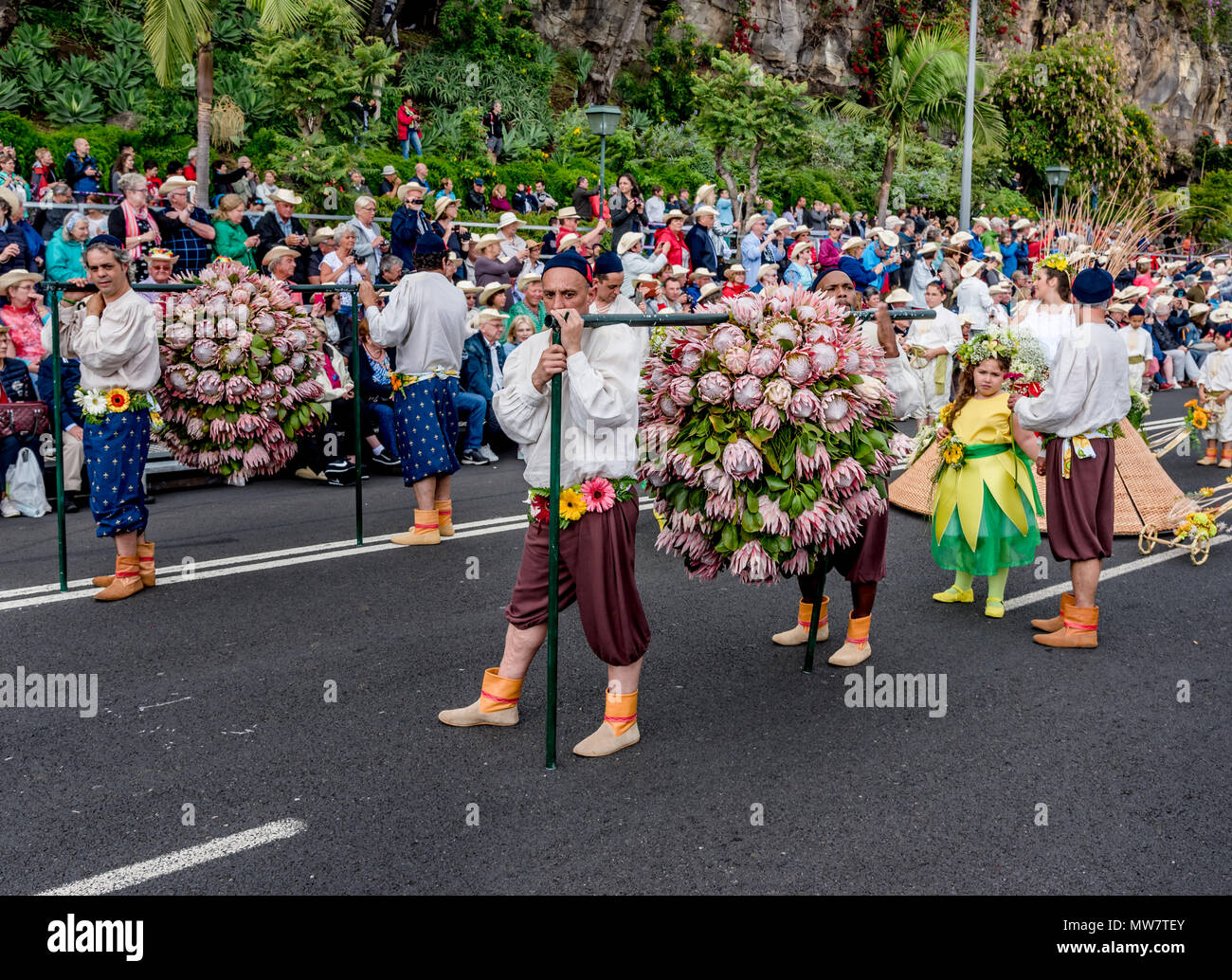 Les hommes en costume traditionnel de Madère Madère, défilé du festival des Fleurs Banque D'Images