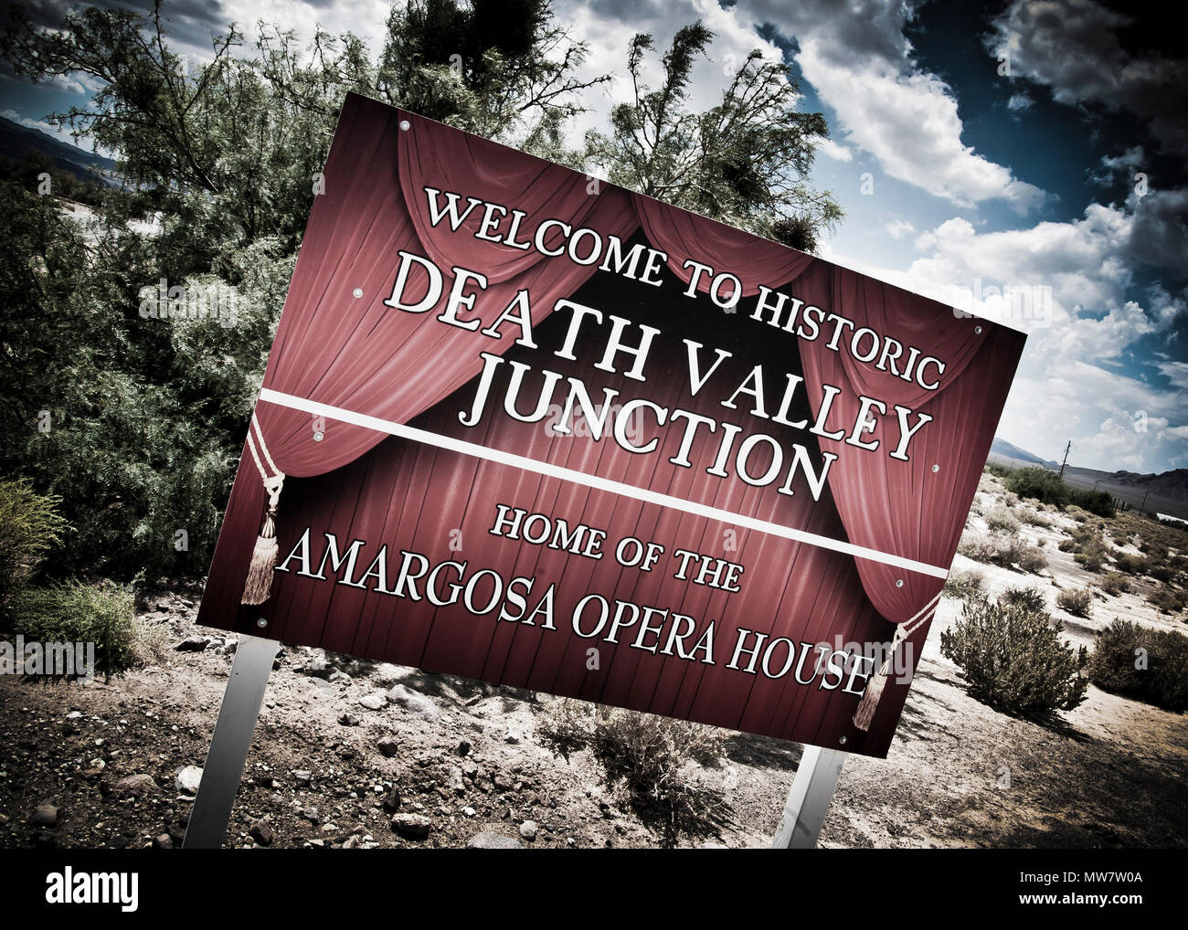 L'endroit le plus improbable, vous trouverez un opéra, un panneau de jonction de la vallée de la mort, pour le célèbre opéra Amargosa, Californie. Banque D'Images