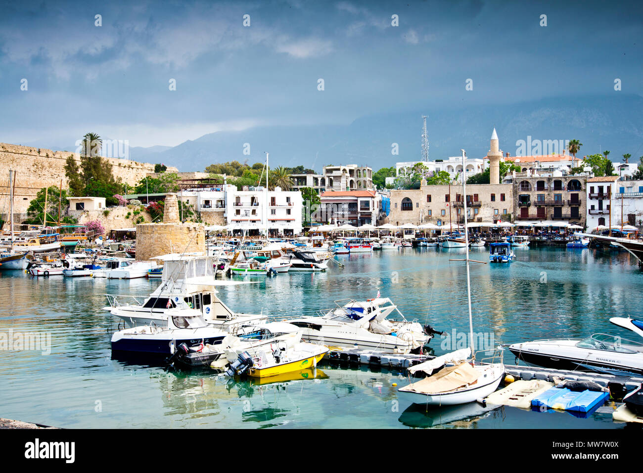 Port historique de Kyerina, nord de Chypre, en face de la marina à la vieille ville, Banque D'Images