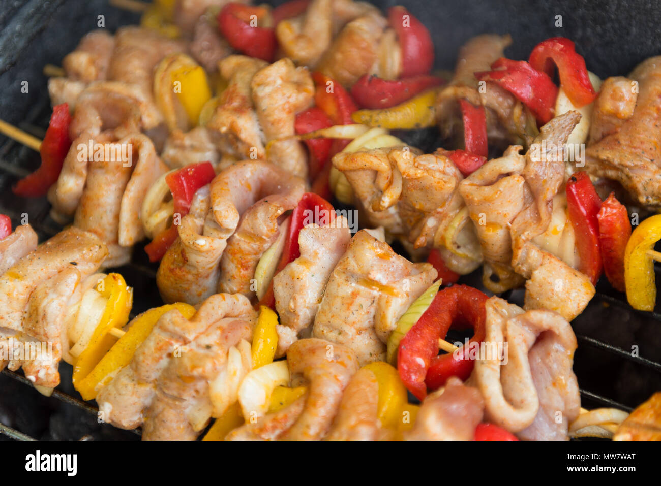 Les brochettes sur le grill avec de la viande, poivrons et oignons Banque D'Images