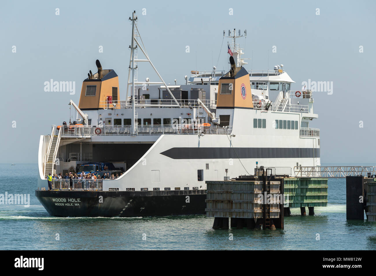 Steamship Authority ferry 'MV' Woods Hole à Martha's Vineyard se prépare à quai au terminal de ferries de Oak Bluffs après son arrivée en provenance du continent. Banque D'Images