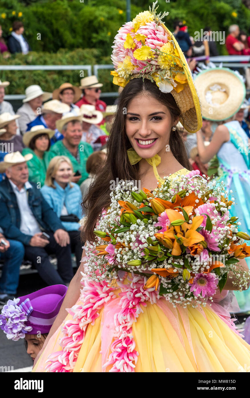 Danseuse aux motifs floraux élaborés dans la coiffure Défilé du Festival des fleurs de Madère principal Banque D'Images