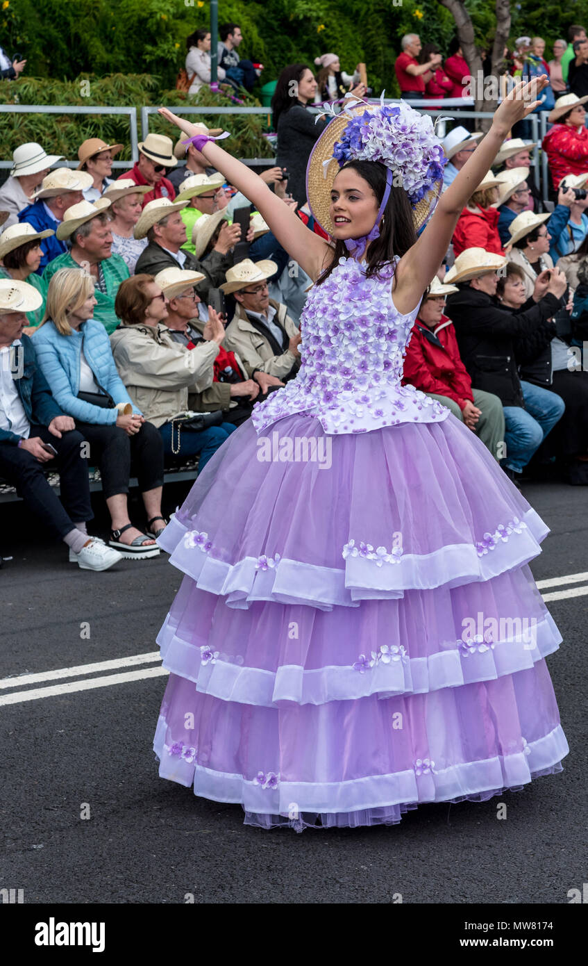 Danseuse aux motifs floraux élaborés dans la coiffure Défilé du Festival des fleurs de Madère principal Banque D'Images