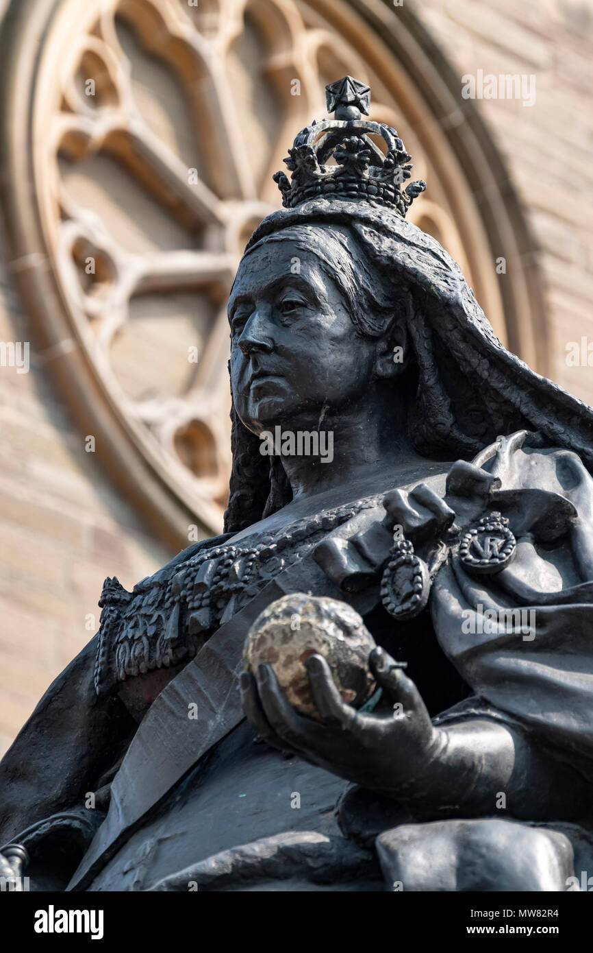 Vue de la McManus art gallery and museum et statue de la reine Victoria à Dundee, Écosse, Royaume-Uni, Tayside Banque D'Images