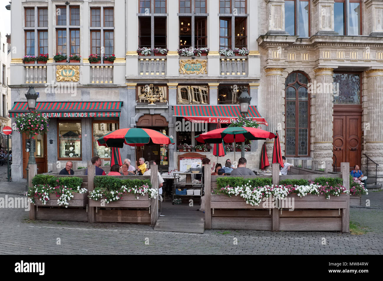 Les gens de déguster une boisson sur la terrasse du restaurant La Rose  Blanche à la Grand Place à Bruxelles, Belgique Photo Stock - Alamy