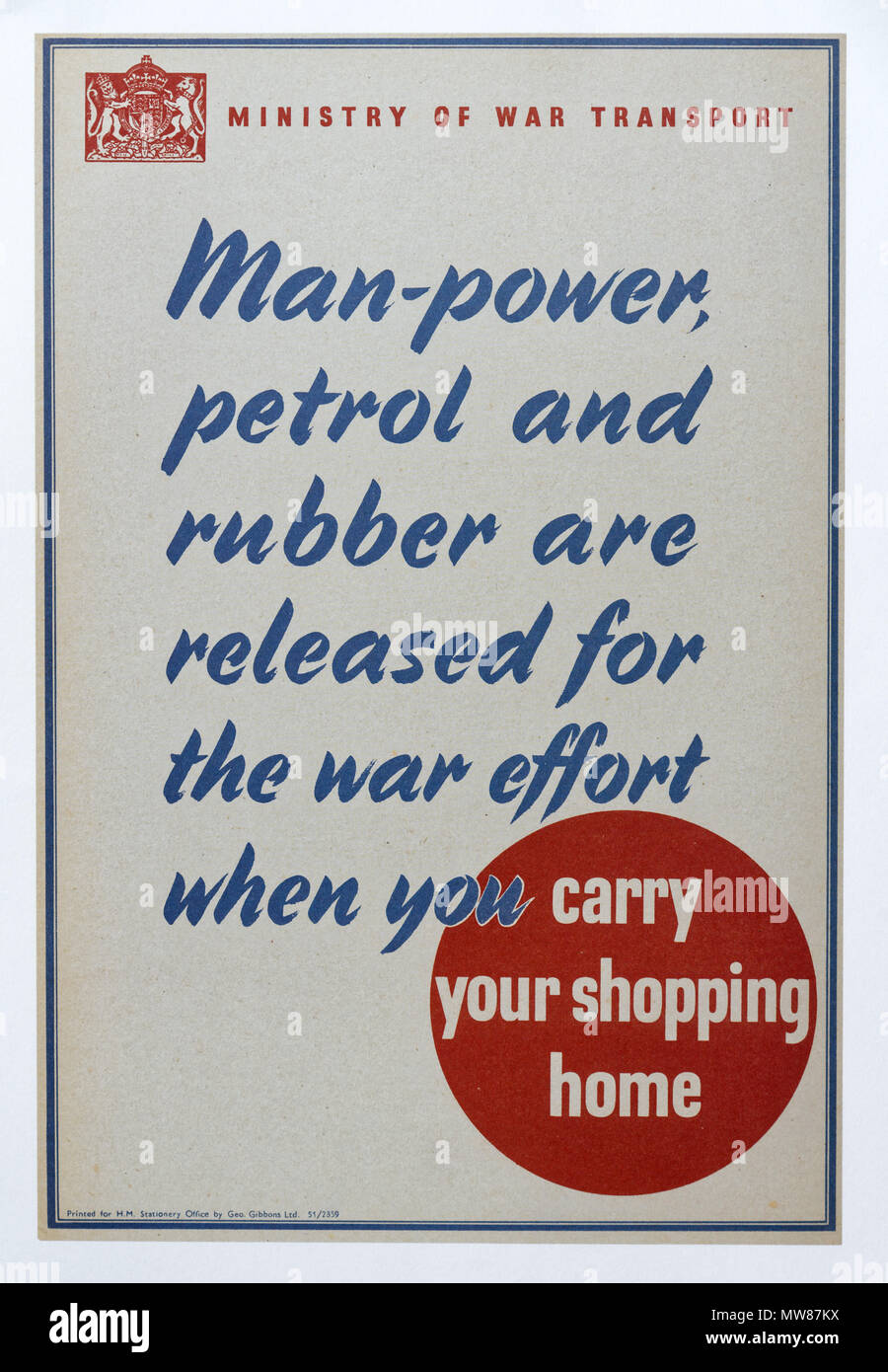 Une seconde guerre mondiale poster du ministère des Transports d'encourager les gens à marcher plutôt que d'utiliser leur voiture ou un bus. Banque D'Images