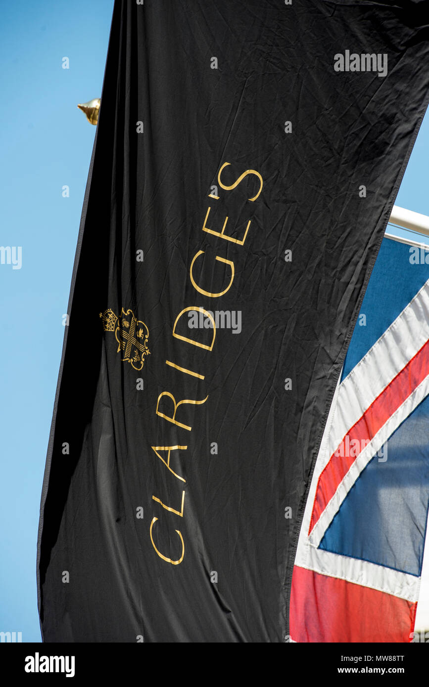 Les célèbres drapeaux de bannière accrochés dans la brise et le soleil à l'extérieur du luxueux hôtel Claridge Londres à Mayfair Banque D'Images