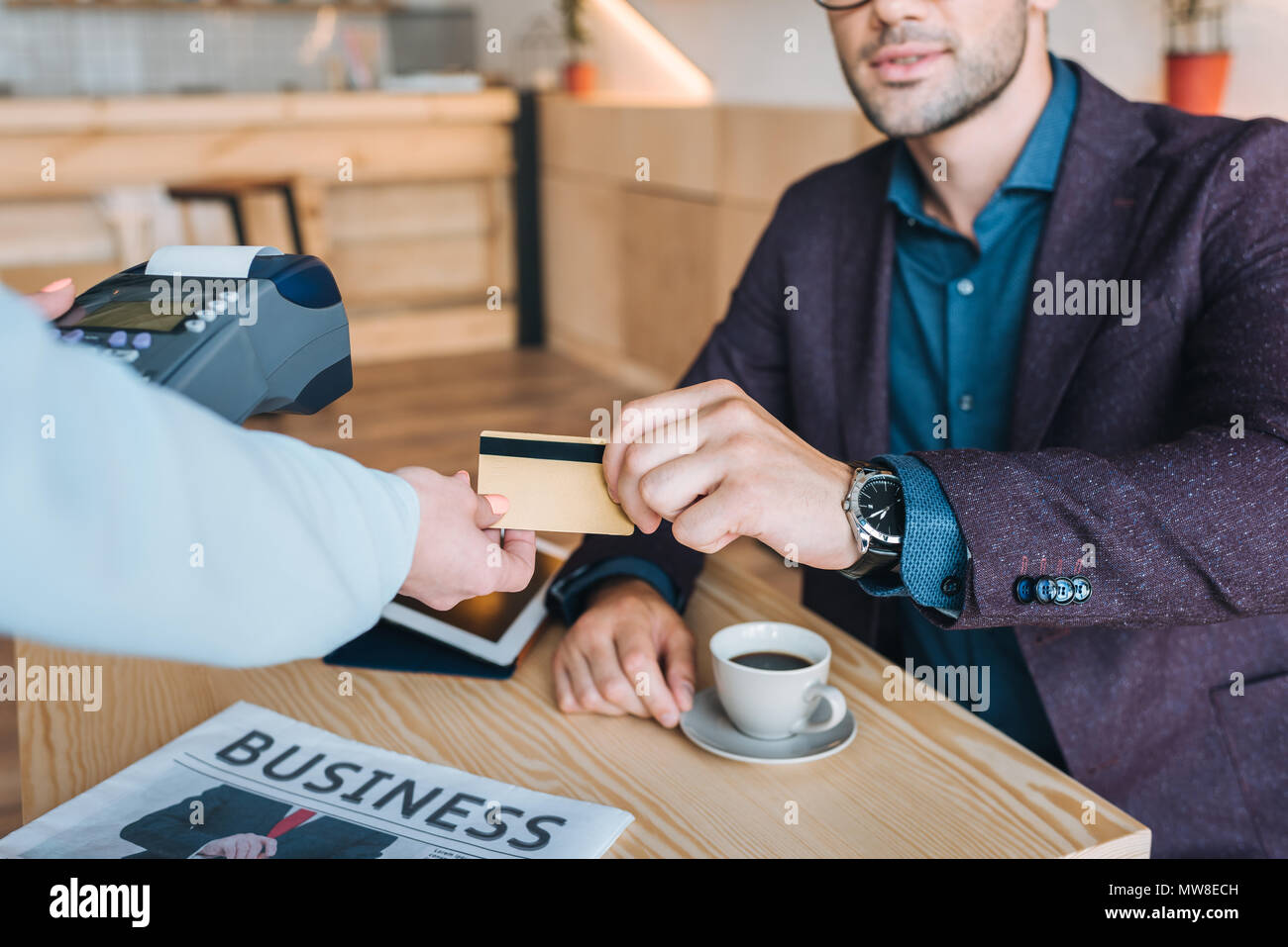 Cropped shot of businessman payer pour commander par carte de crédit dans la région de cafe Banque D'Images