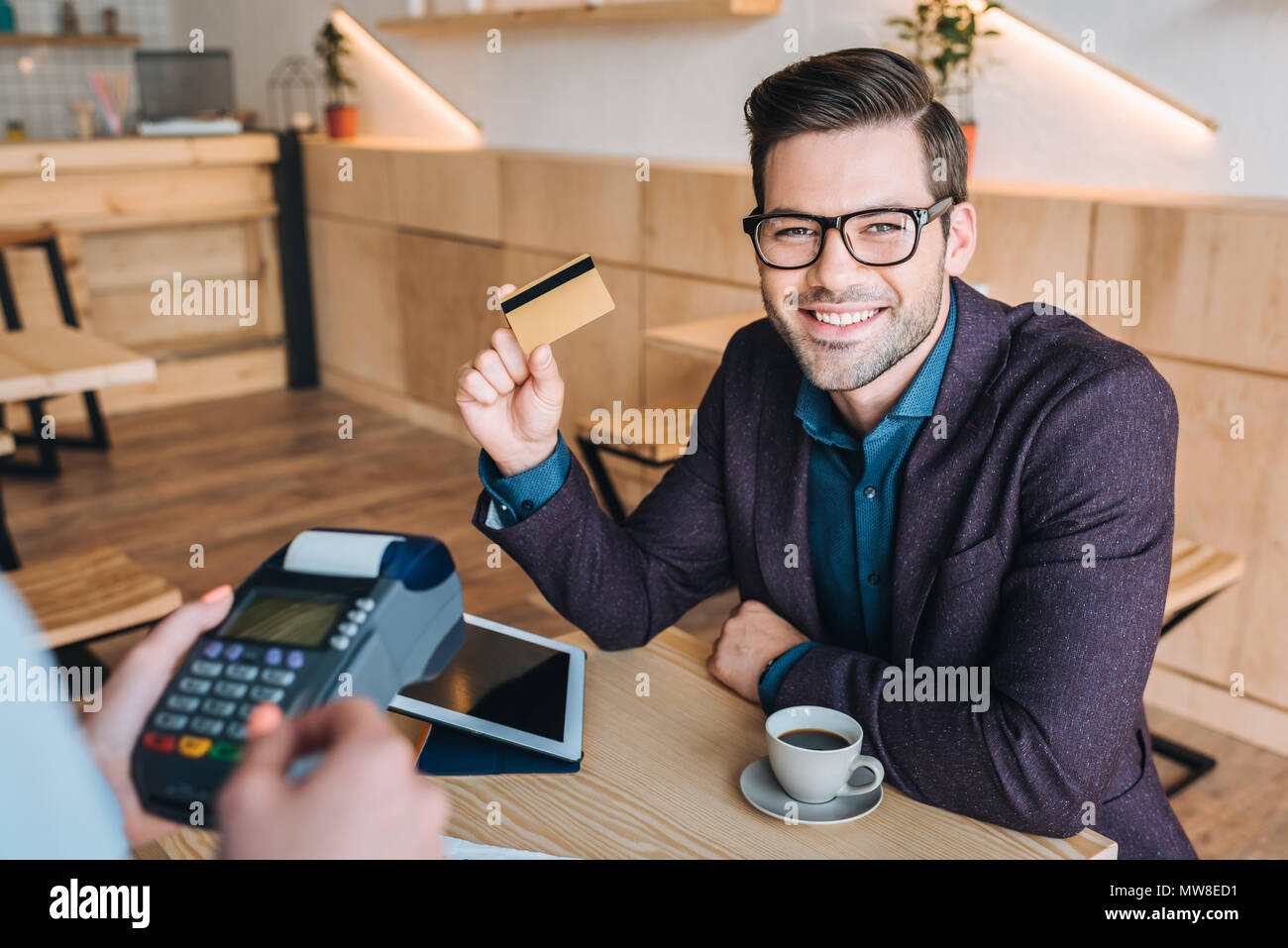 Portrait of cheerful businessman payer pour commander par carte de crédit dans la région de cafe Banque D'Images