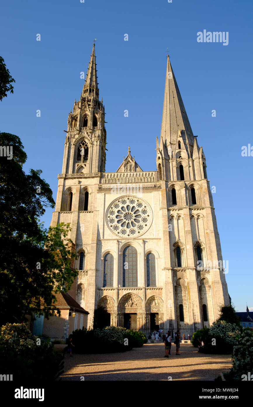 Les deux flèches opposées à la façade ouest de la cathédrale de Chartres France Banque D'Images
