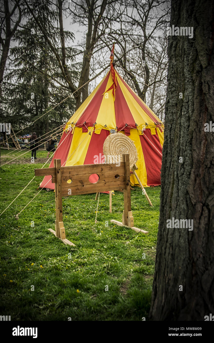 Belgrade, Serbie - 31 mars 2018 : Chevalier Fest à Belgrade, une tente et un appareil de torture médiévale Banque D'Images