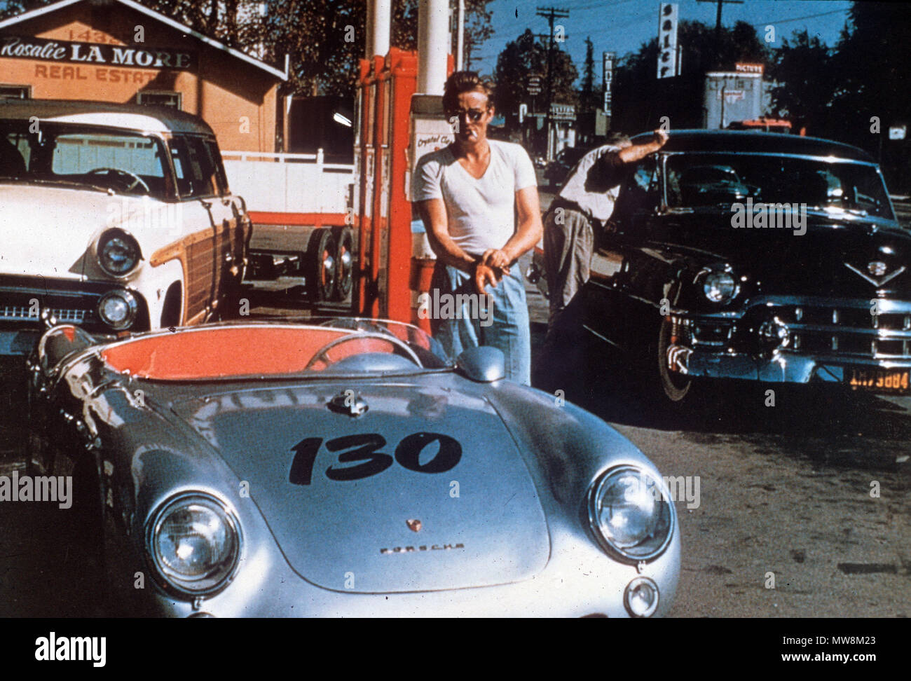 JAMES DEAN (1931-1955) avec sa voiture de sport Porsche 550 sur 1954 Banque D'Images