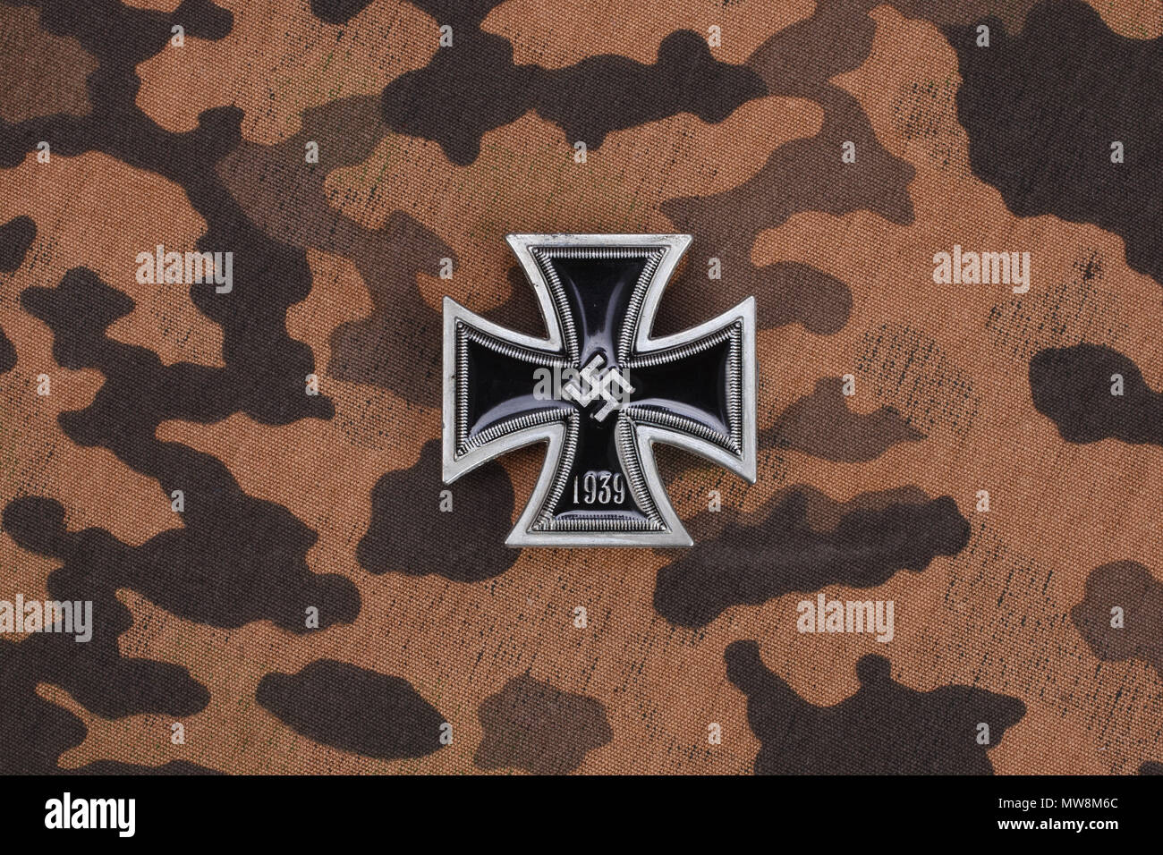 Prix de l'Allemagne nazie croix de fer sur l'uniforme de camouflage SS Banque D'Images