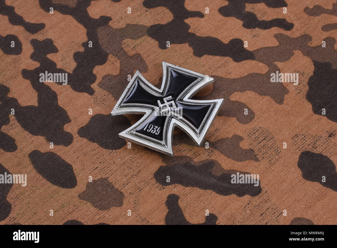 Prix de l'Allemagne nazie croix de fer sur l'uniforme de camouflage SS Banque D'Images