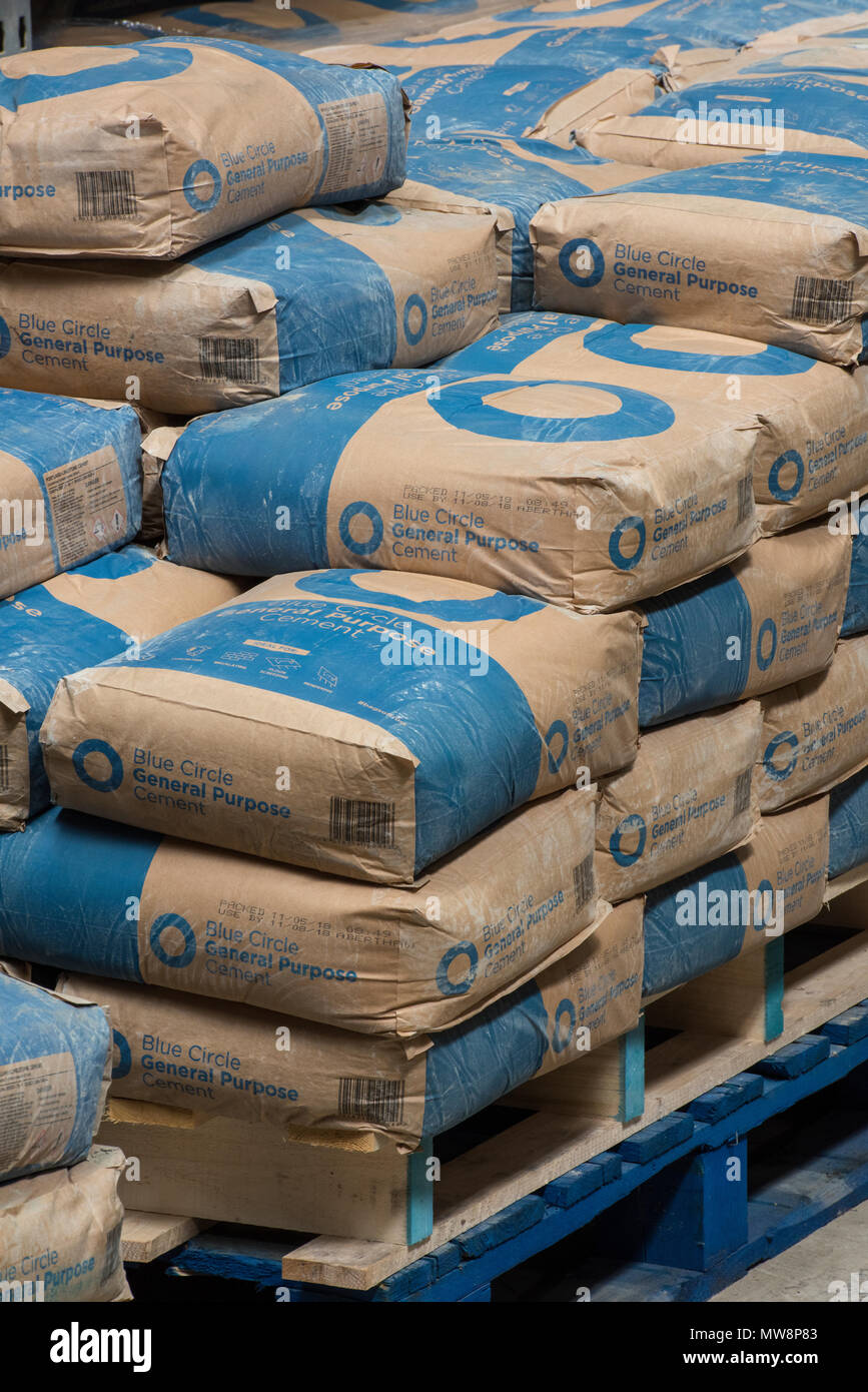Sacs de ciment un cercle bleu builders merchant yard sur une