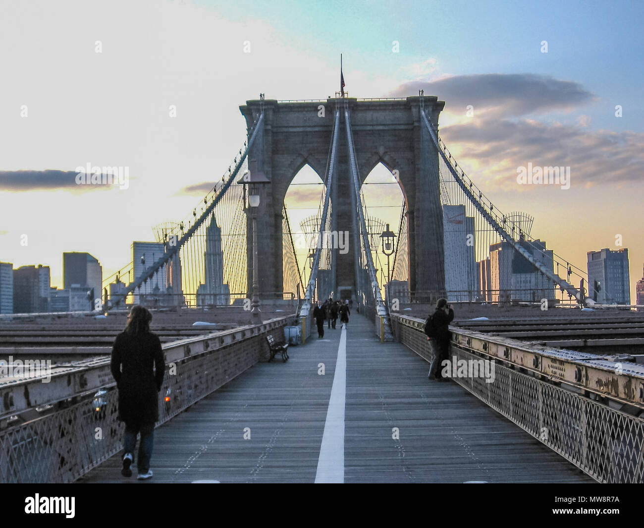 Brooklyn, New York, United States - 30 Avril 2008 : les gens marcher sur le célèbre Pont de Brooklyn au coucher du soleil. Banque D'Images