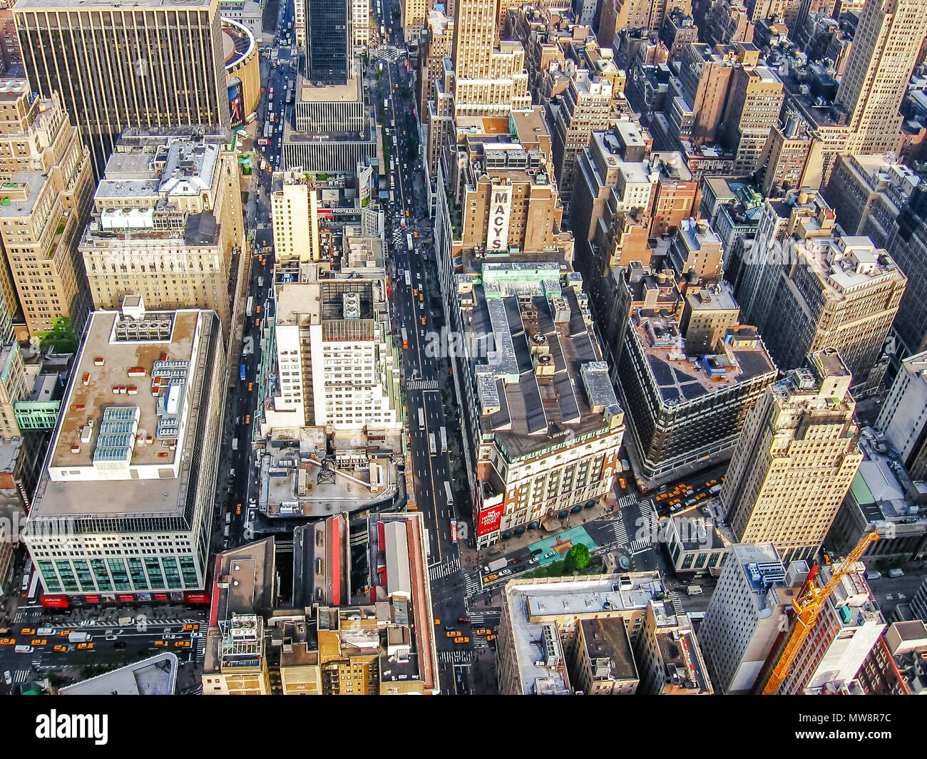 Manhattan, New York, United States - 1 mai 2008 : Vue aérienne de gratte-ciel, les rues et les gens sur leur façon de travailler. Banque D'Images