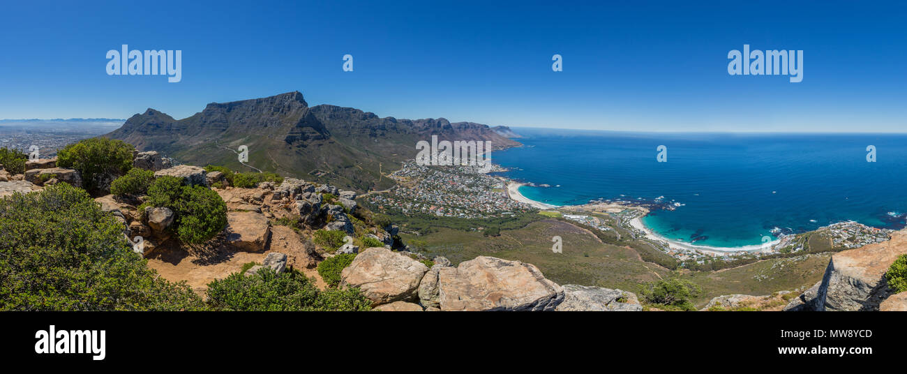 Panorama de la Montagne de la table et 12 apôtres à Cape Town avec ciel bleu Banque D'Images