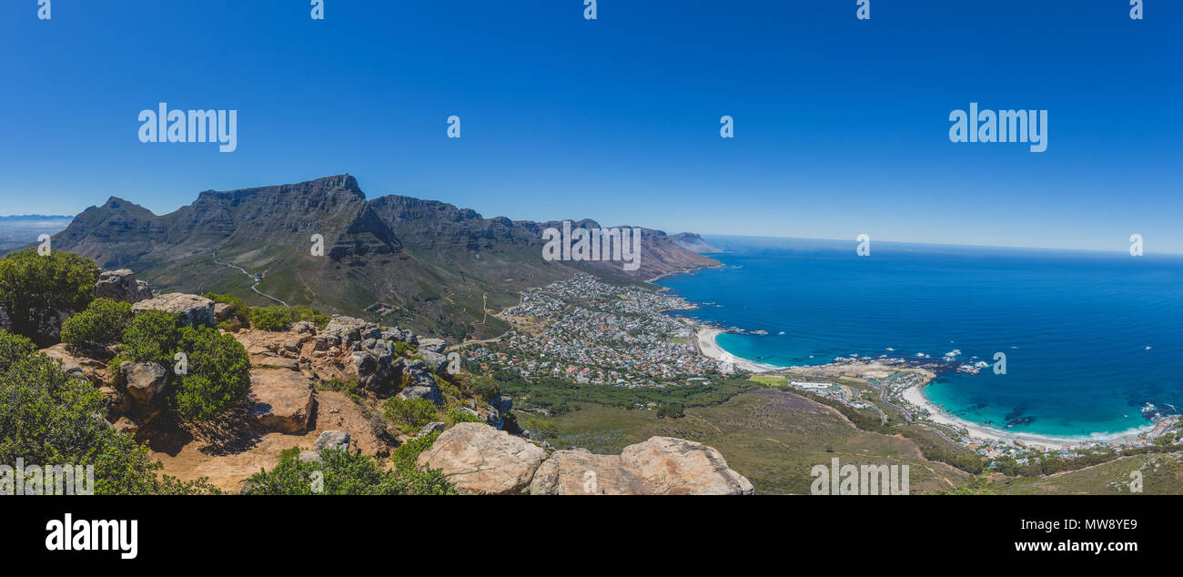 Panorama de la Montagne de la table et 12 apôtres à Cape Town avec ciel bleu Banque D'Images