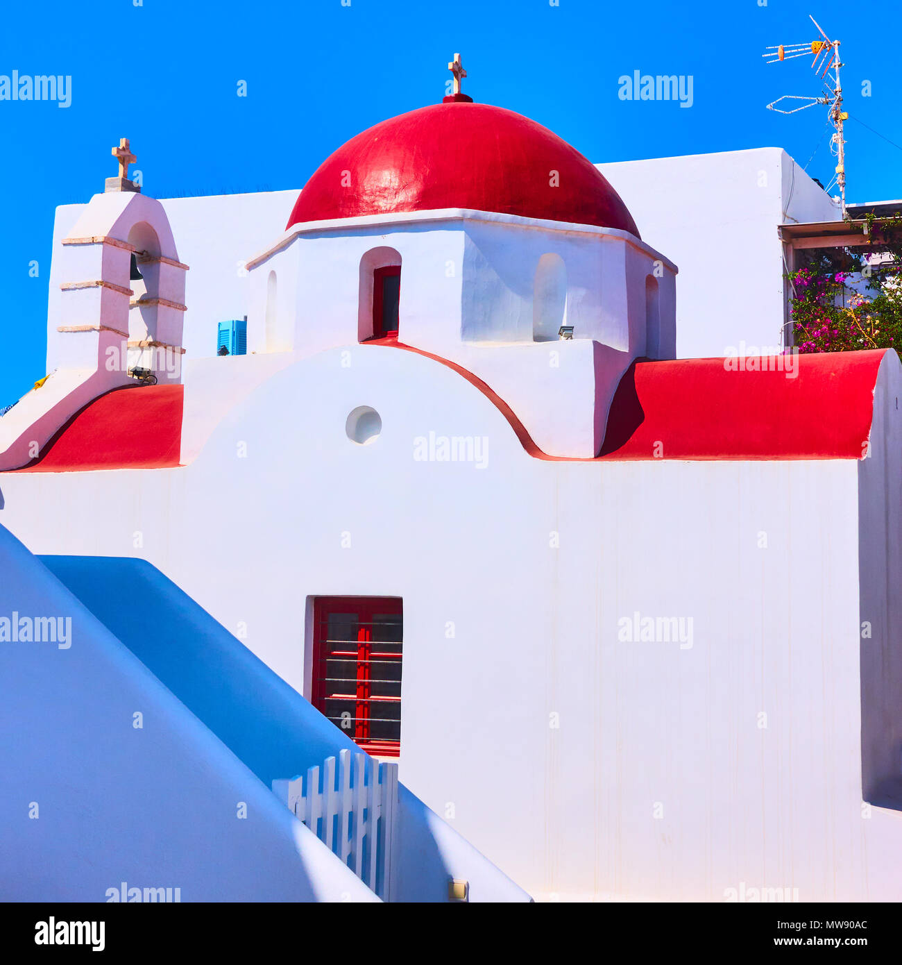 Eglise grecque avec dôme rouge dans l'île de Mykonos, Grèce Banque D'Images
