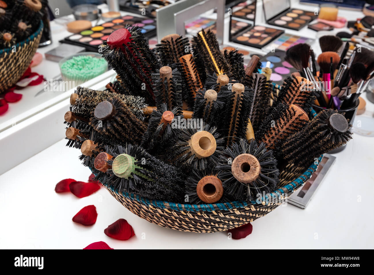 Outils de cheveux, beauté et coiffure concept - différentes brosses ou peignes sur fond blanc Banque D'Images