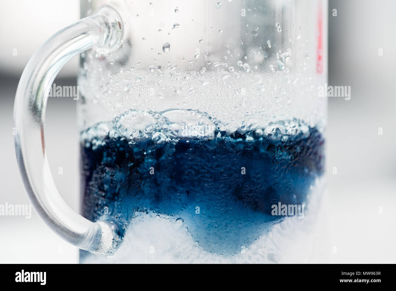 Vue rapprochée de la fiole avec le réactif de laboratoire chimique bleu Banque D'Images