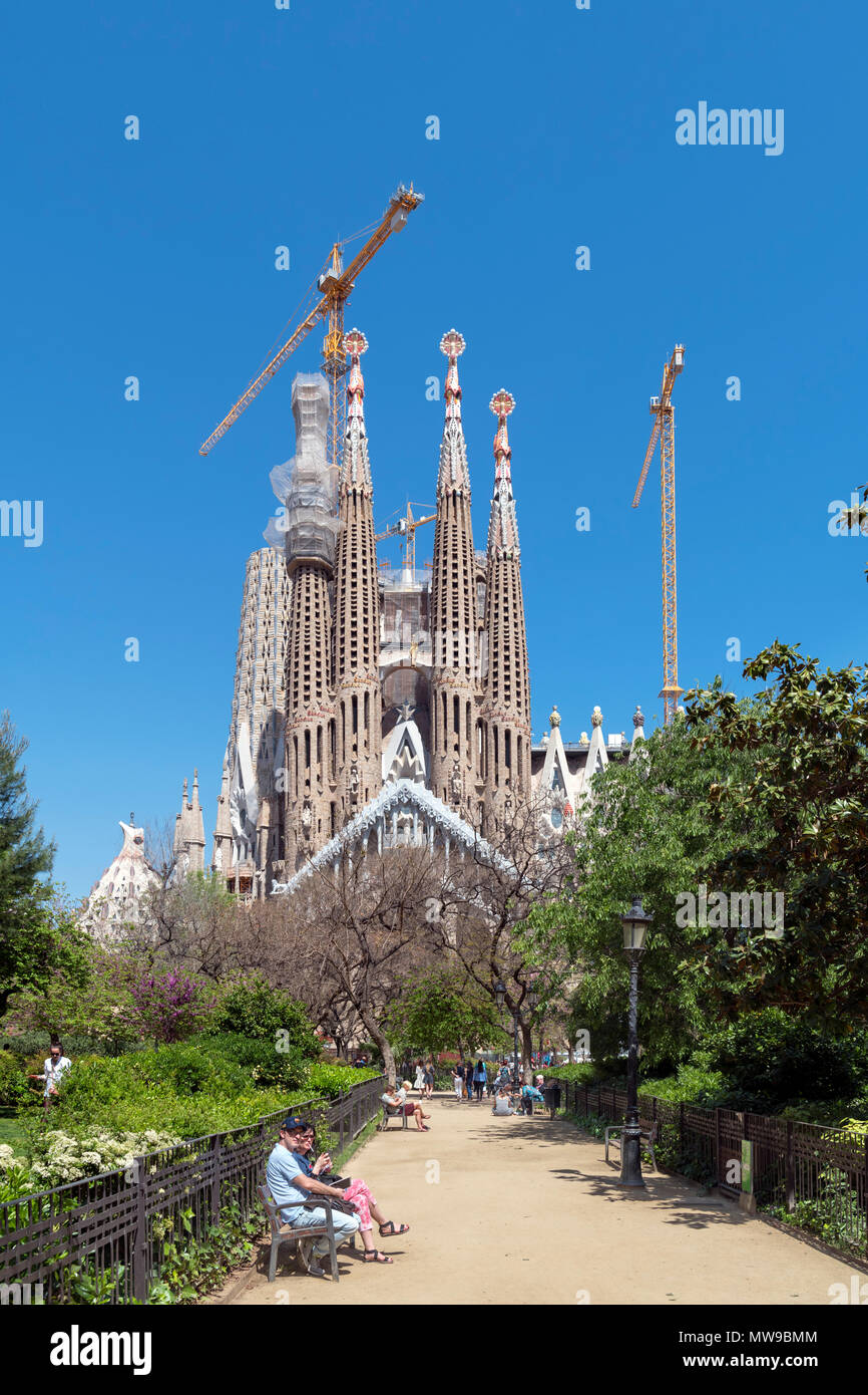 Barcelone, Sagrada Familia. La Sagrada Familia à partir de la place de la Sagrada Familia à la façade de la Passion, vers Barcelone, Espagne Banque D'Images