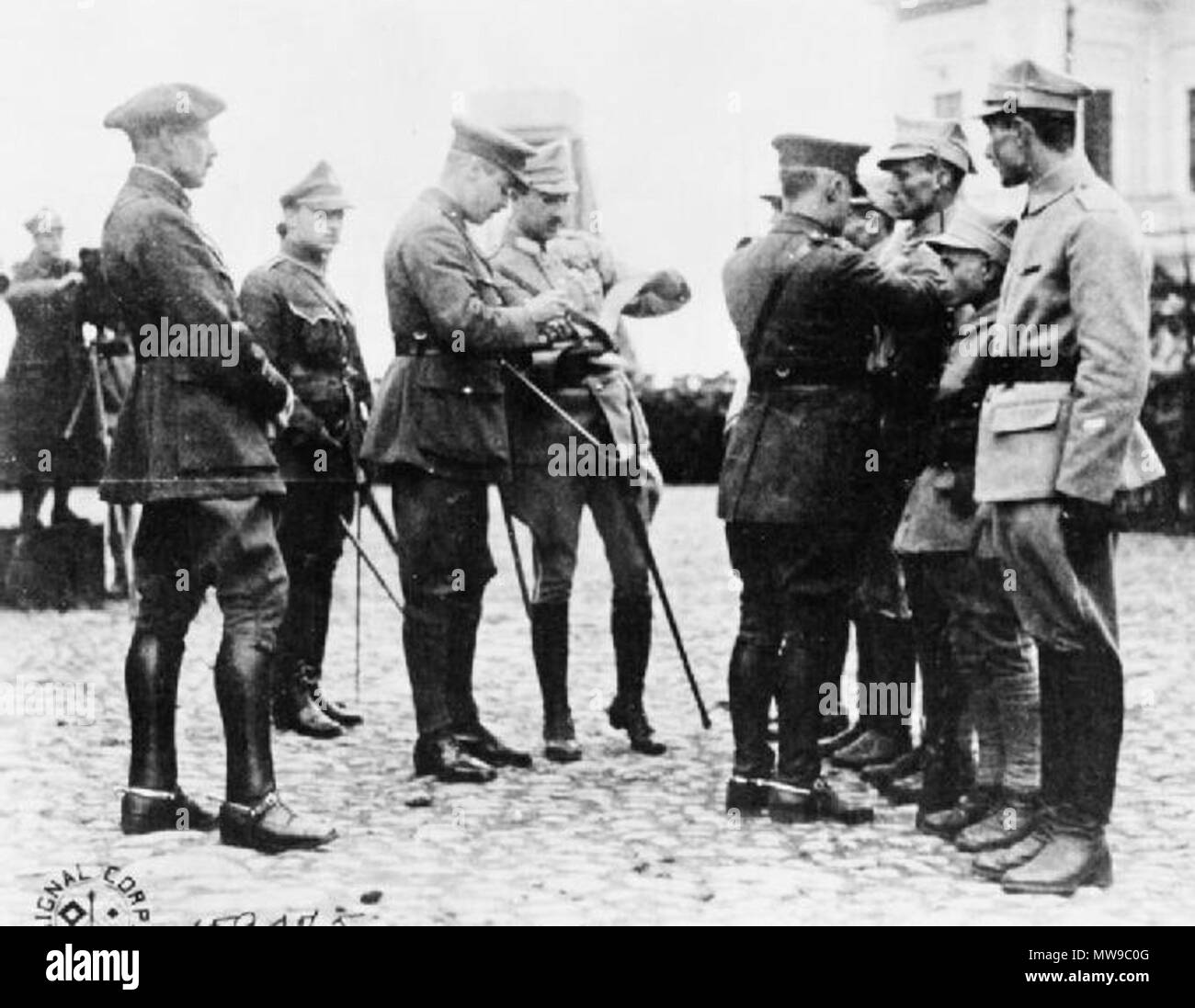 . Anglais : les officiers britanniques conférant une décoration pour bravoure lors de soldats polonais de bataillon de Mourmansk. 24 mars 2013, 08:51:21. Photographe officiel américain 98 officiers britanniques conférant une décoration pour bravoure lors de soldats polonais du bataillon de Mourmansk Banque D'Images