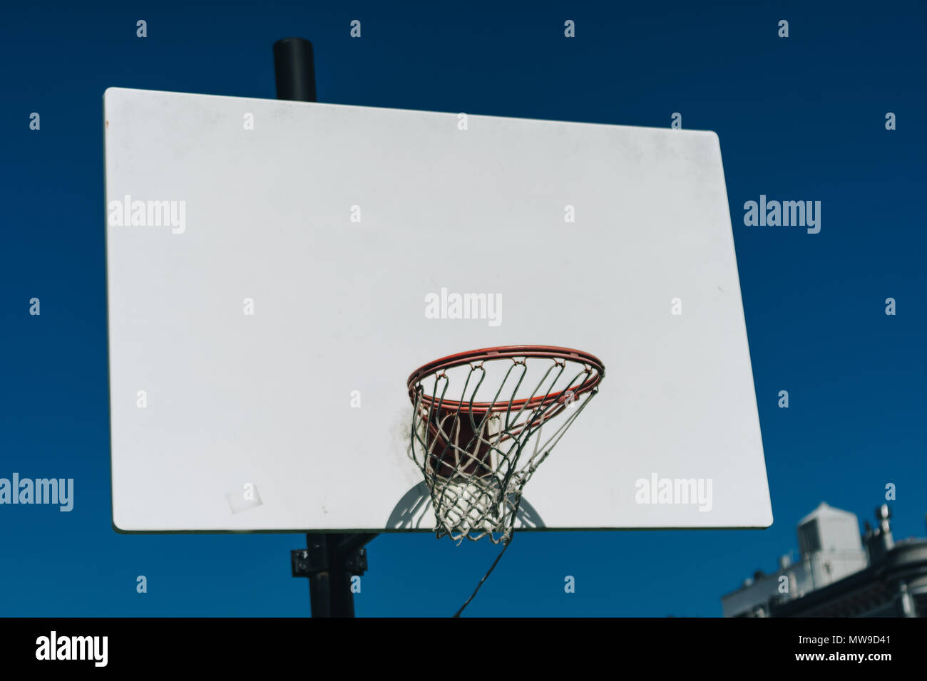 En basket-ball, le basket-ball est la surface de jeu, composé d'un étage rectangulaire avec des paniers à chaque extrémité. Banque D'Images