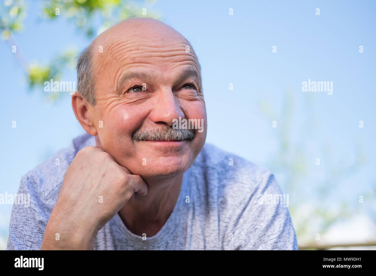 Un homme se reposant sur une journée ensoleillée. Banque D'Images
