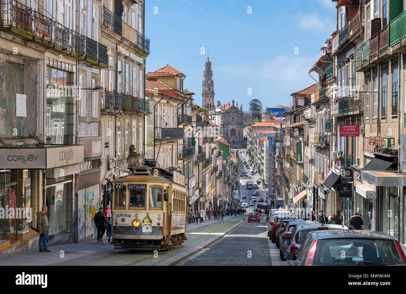 Tram 22 sur Rua 31 de Janeiro dans le centre-ville, Porto, Portugal Banque D'Images