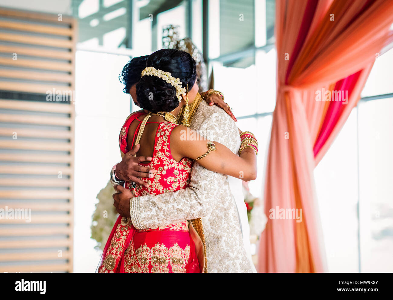 & Indien Pakistan Groom & suite nuptiale Hugging et montrant des bijoux de mariage Accesoires Banque D'Images