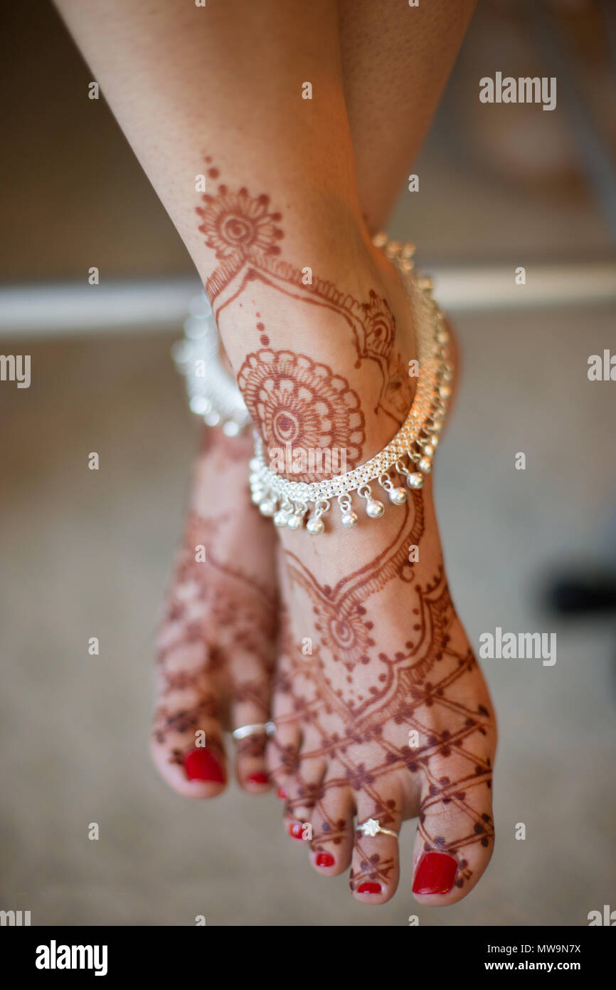 Suite nuptiale montrant indiens et pakistanais et payals pied design mehndi Banque D'Images