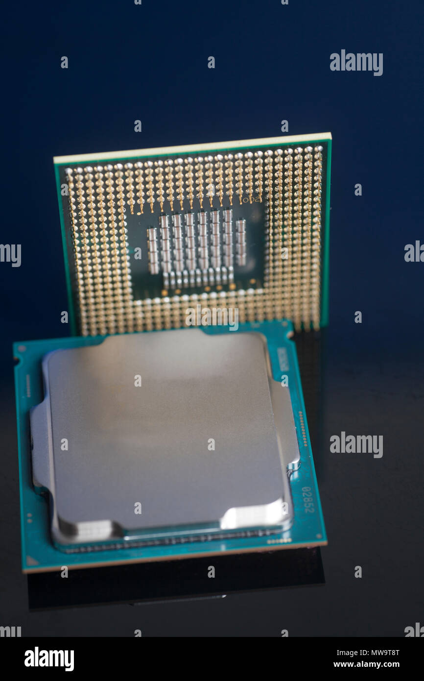 Unité centrale CPU à puce sur fond noir Banque D'Images